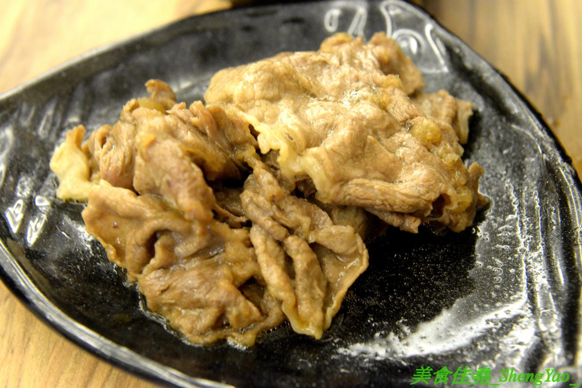 [台中梧棲]駒根壽喜燒 – 梧棲新開的壽喜燒吃到飽,壽喜燒湯汁有加了蘋果塊,口味不死鹹,肉類現切,品質不錯又新鮮,蔬菜種類豐富還有火鍋丸餃類可以煮,霜淇淋是罕見的哈密瓜口味,推薦必吃。(