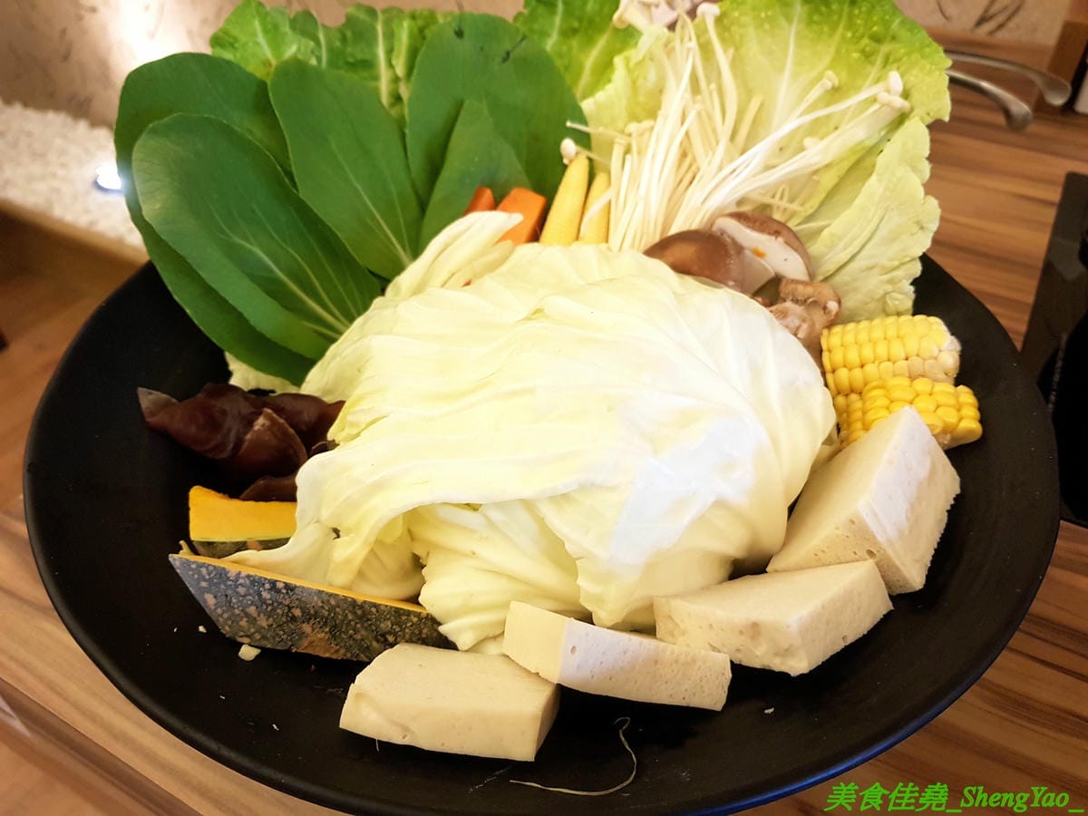 [台中梧棲]駒根壽喜燒 – 梧棲新開的壽喜燒吃到飽,壽喜燒湯汁有加了蘋果塊,口味不死鹹,肉類現切,品質不錯又新鮮,蔬菜種類豐富還有火鍋丸餃類可以煮,霜淇淋是罕見的哈密瓜口味,推薦必吃。(