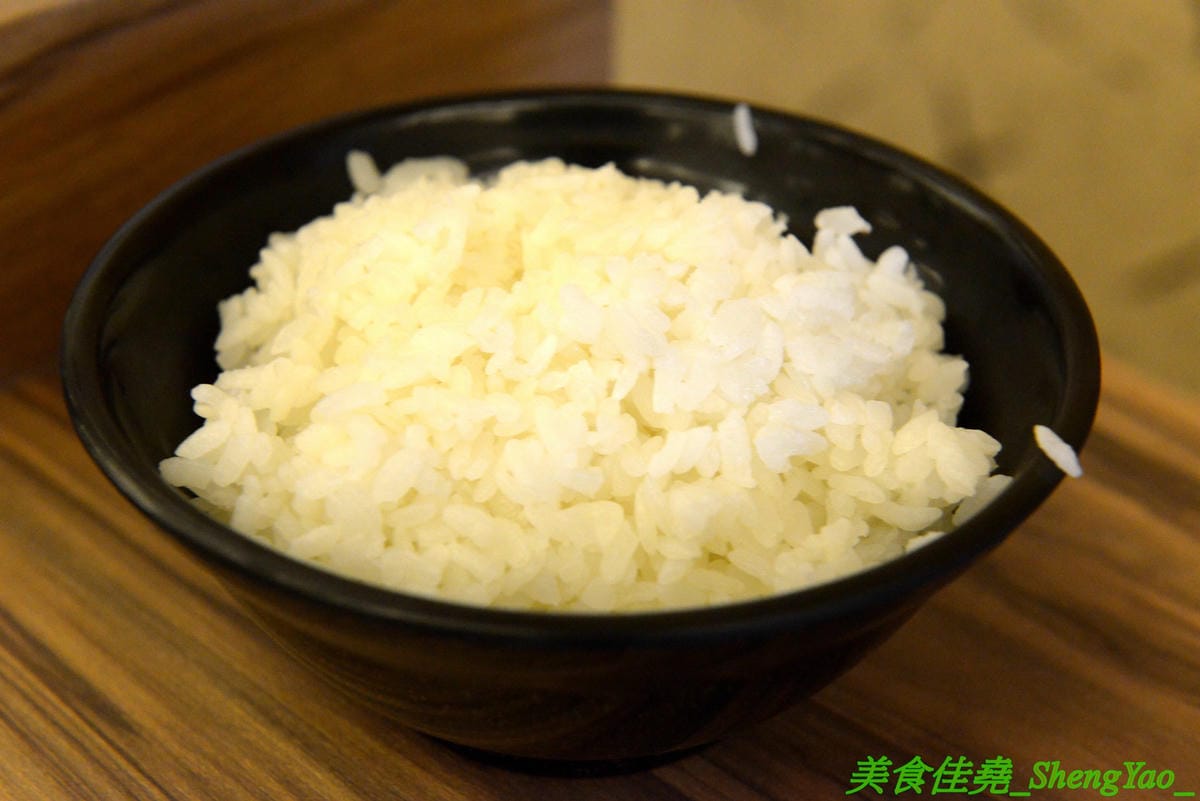 [台中梧棲]駒根壽喜燒 – 梧棲新開的壽喜燒吃到飽,壽喜燒湯汁有加了蘋果塊,口味不死鹹,肉類現切,品質不錯又新鮮,蔬菜種類豐富還有火鍋丸餃類可以煮,霜淇淋是罕見的哈密瓜口味,推薦必吃。(