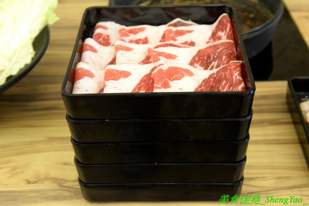 [台中梧棲]駒根壽喜燒 – 梧棲新開的壽喜燒吃到飽,壽喜燒湯汁有加了蘋果塊,口味不死鹹,肉類現切,品質不錯又新鮮,蔬菜種類豐富還有火鍋丸餃類可以煮,霜淇淋是罕見的哈密瓜口味,推薦必吃。(