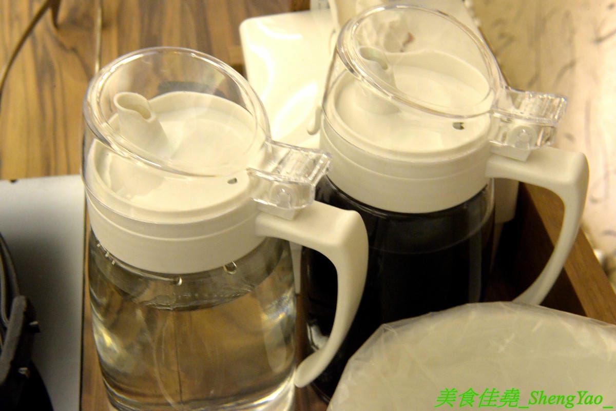 [台中梧棲]駒根壽喜燒 – 梧棲新開的壽喜燒吃到飽,壽喜燒湯汁有加了蘋果塊,口味不死鹹,肉類現切,品質不錯又新鮮,蔬菜種類豐富還有火鍋丸餃類可以煮,霜淇淋是罕見的哈密瓜口味,推薦必吃。(