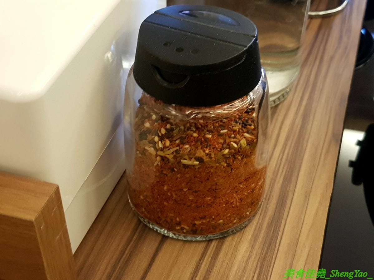 [台中梧棲]駒根壽喜燒 – 梧棲新開的壽喜燒吃到飽,壽喜燒湯汁有加了蘋果塊,口味不死鹹,肉類現切,品質不錯又新鮮,蔬菜種類豐富還有火鍋丸餃類可以煮,霜淇淋是罕見的哈密瓜口味,推薦必吃。(