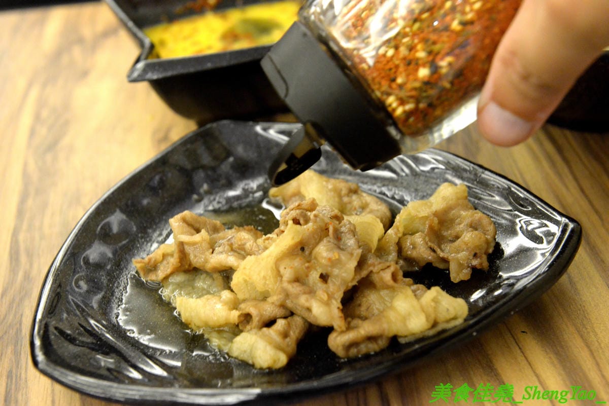 [台中梧棲]駒根壽喜燒 – 梧棲新開的壽喜燒吃到飽,壽喜燒湯汁有加了蘋果塊,口味不死鹹,肉類現切,品質不錯又新鮮,蔬菜種類豐富還有火鍋丸餃類可以煮,霜淇淋是罕見的哈密瓜口味,推薦必吃。(