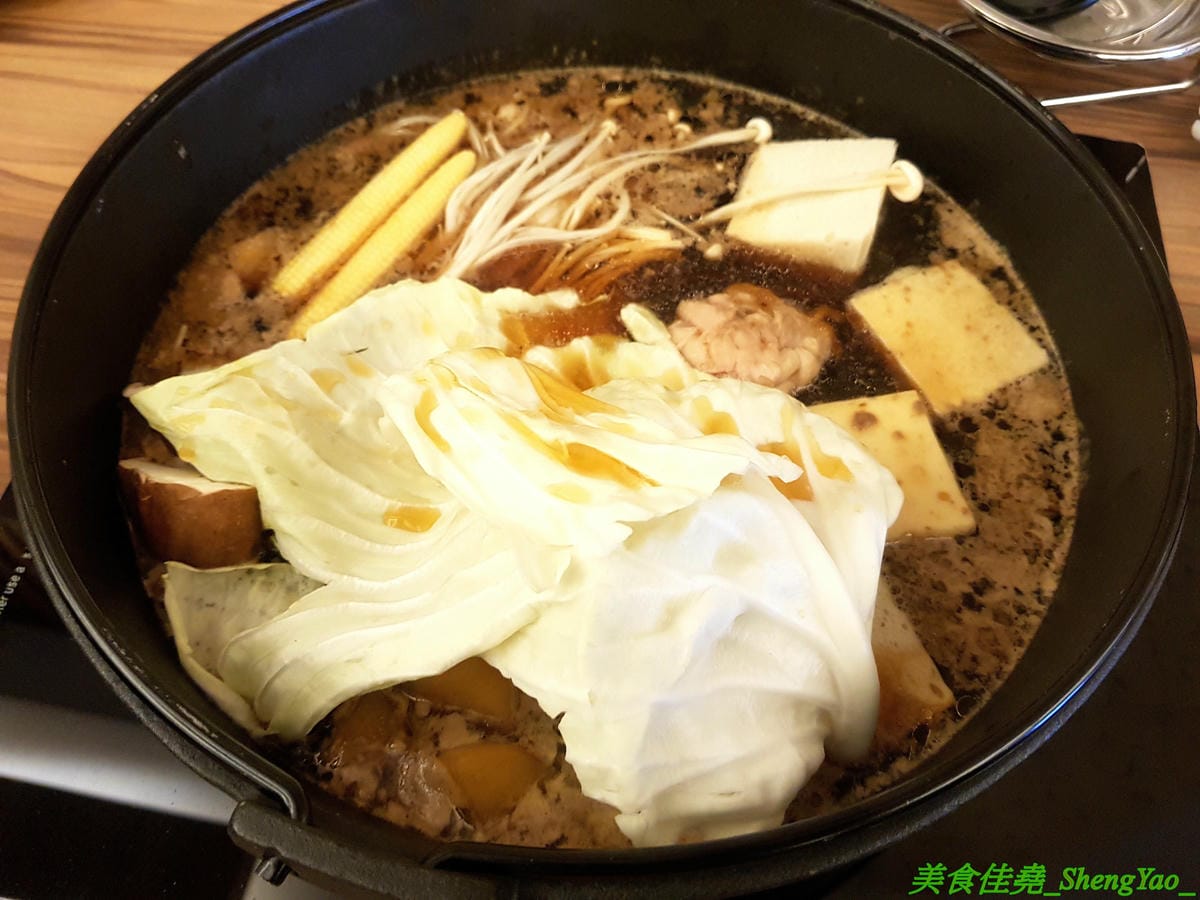 [台中梧棲]駒根壽喜燒 – 梧棲新開的壽喜燒吃到飽,壽喜燒湯汁有加了蘋果塊,口味不死鹹,肉類現切,品質不錯又新鮮,蔬菜種類豐富還有火鍋丸餃類可以煮,霜淇淋是罕見的哈密瓜口味,推薦必吃。(