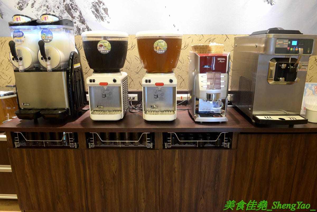 [台中梧棲]駒根壽喜燒 – 梧棲新開的壽喜燒吃到飽,壽喜燒湯汁有加了蘋果塊,口味不死鹹,肉類現切,品質不錯又新鮮,蔬菜種類豐富還有火鍋丸餃類可以煮,霜淇淋是罕見的哈密瓜口味,推薦必吃。(