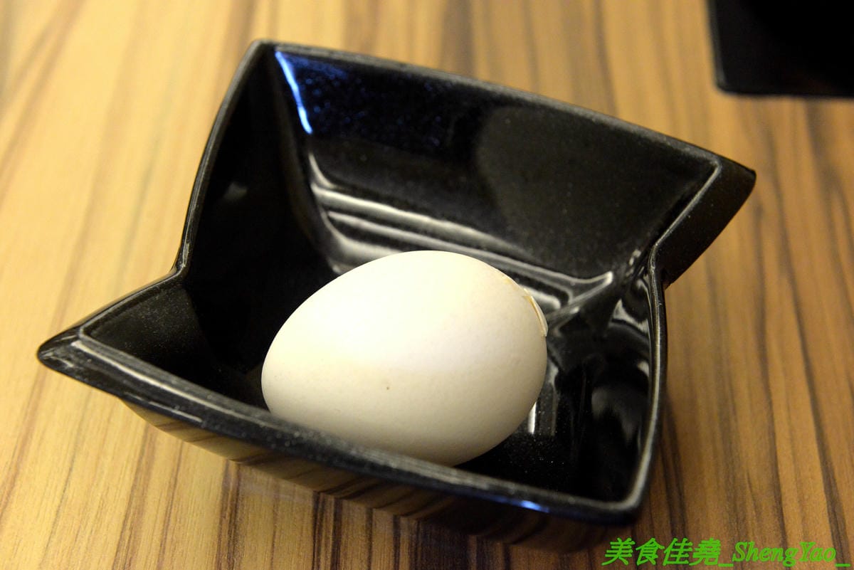 [台中梧棲]駒根壽喜燒 – 梧棲新開的壽喜燒吃到飽,壽喜燒湯汁有加了蘋果塊,口味不死鹹,肉類現切,品質不錯又新鮮,蔬菜種類豐富還有火鍋丸餃類可以煮,霜淇淋是罕見的哈密瓜口味,推薦必吃。(