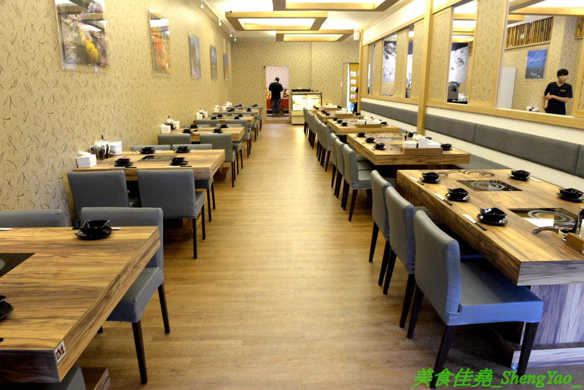 [台中梧棲]駒根壽喜燒 – 梧棲新開的壽喜燒吃到飽,壽喜燒湯汁有加了蘋果塊,口味不死鹹,肉類現切,品質不錯又新鮮,蔬菜種類豐富還有火鍋丸餃類可以煮,霜淇淋是罕見的哈密瓜口味,推薦必吃。(