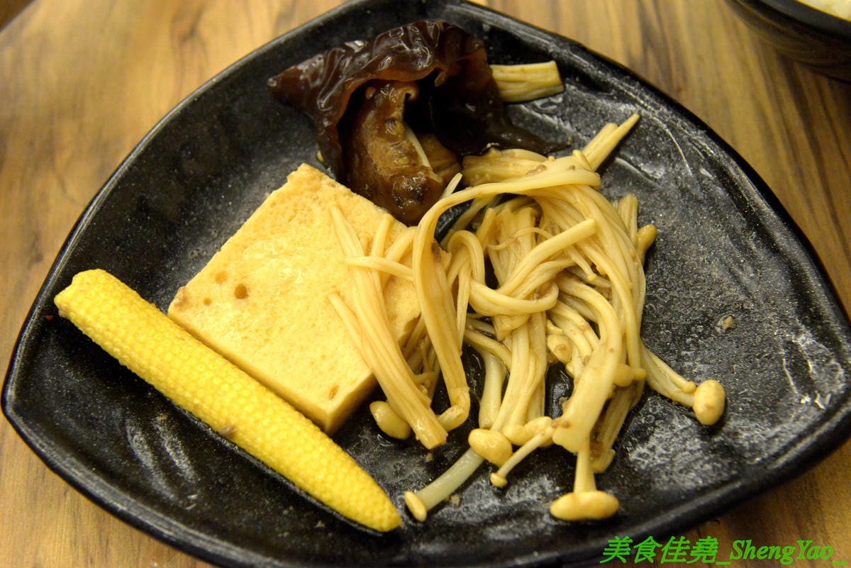 [台中梧棲]駒根壽喜燒 – 梧棲新開的壽喜燒吃到飽,壽喜燒湯汁有加了蘋果塊,口味不死鹹,肉類現切,品質不錯又新鮮,蔬菜種類豐富還有火鍋丸餃類可以煮,霜淇淋是罕見的哈密瓜口味,推薦必吃。(