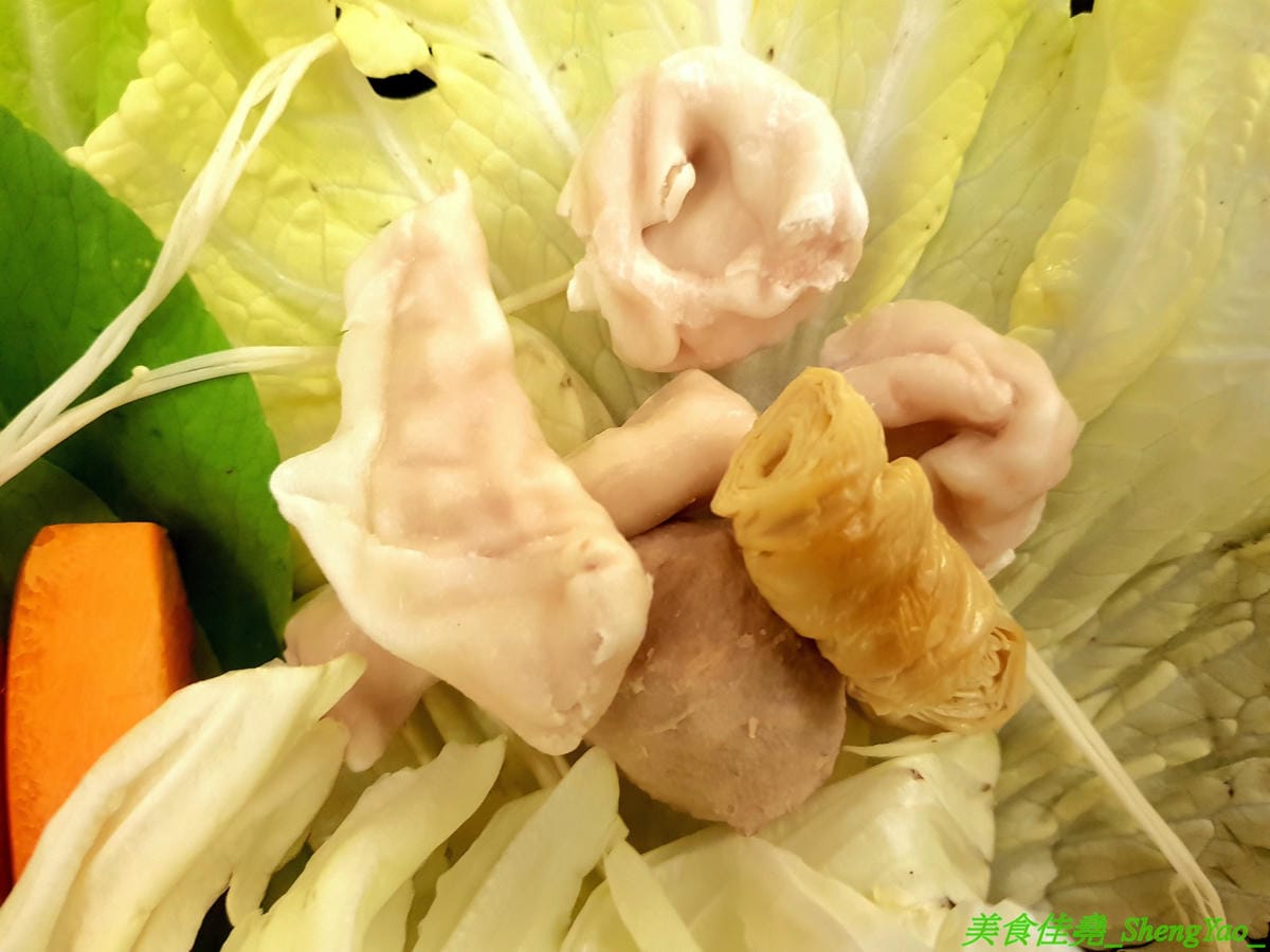 [台中梧棲]駒根壽喜燒 – 梧棲新開的壽喜燒吃到飽,壽喜燒湯汁有加了蘋果塊,口味不死鹹,肉類現切,品質不錯又新鮮,蔬菜種類豐富還有火鍋丸餃類可以煮,霜淇淋是罕見的哈密瓜口味,推薦必吃。(