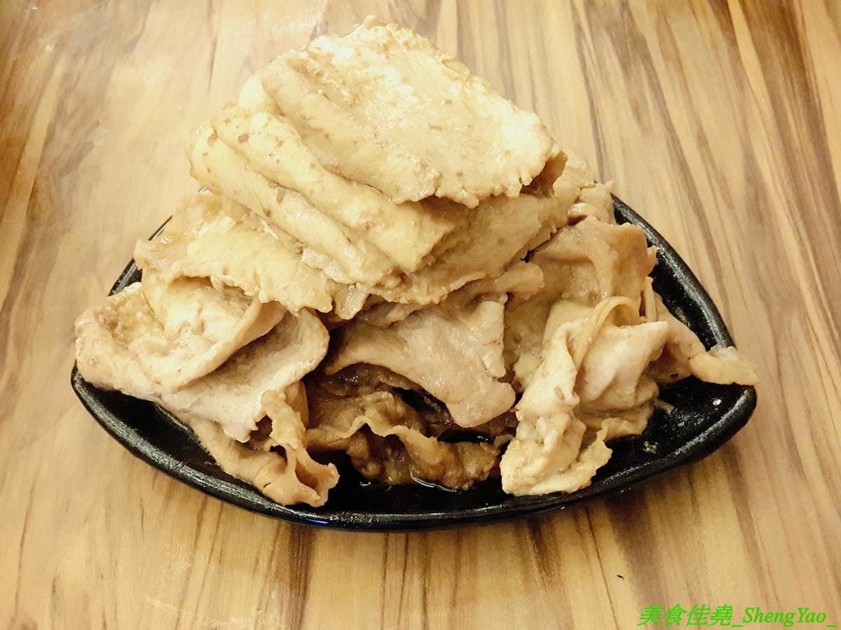 [台中梧棲]駒根壽喜燒 – 梧棲新開的壽喜燒吃到飽,壽喜燒湯汁有加了蘋果塊,口味不死鹹,肉類現切,品質不錯又新鮮,蔬菜種類豐富還有火鍋丸餃類可以煮,霜淇淋是罕見的哈密瓜口味,推薦必吃。(