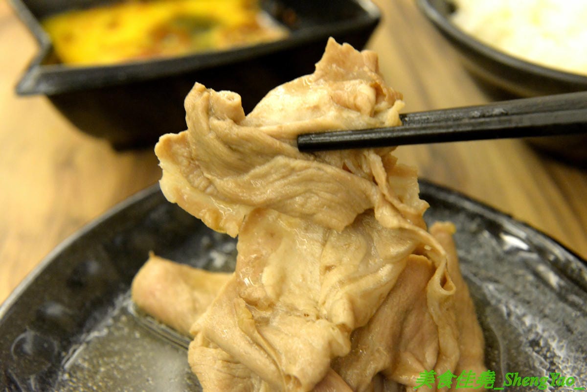 [台中梧棲]駒根壽喜燒 – 梧棲新開的壽喜燒吃到飽,壽喜燒湯汁有加了蘋果塊,口味不死鹹,肉類現切,品質不錯又新鮮,蔬菜種類豐富還有火鍋丸餃類可以煮,霜淇淋是罕見的哈密瓜口味,推薦必吃。(
