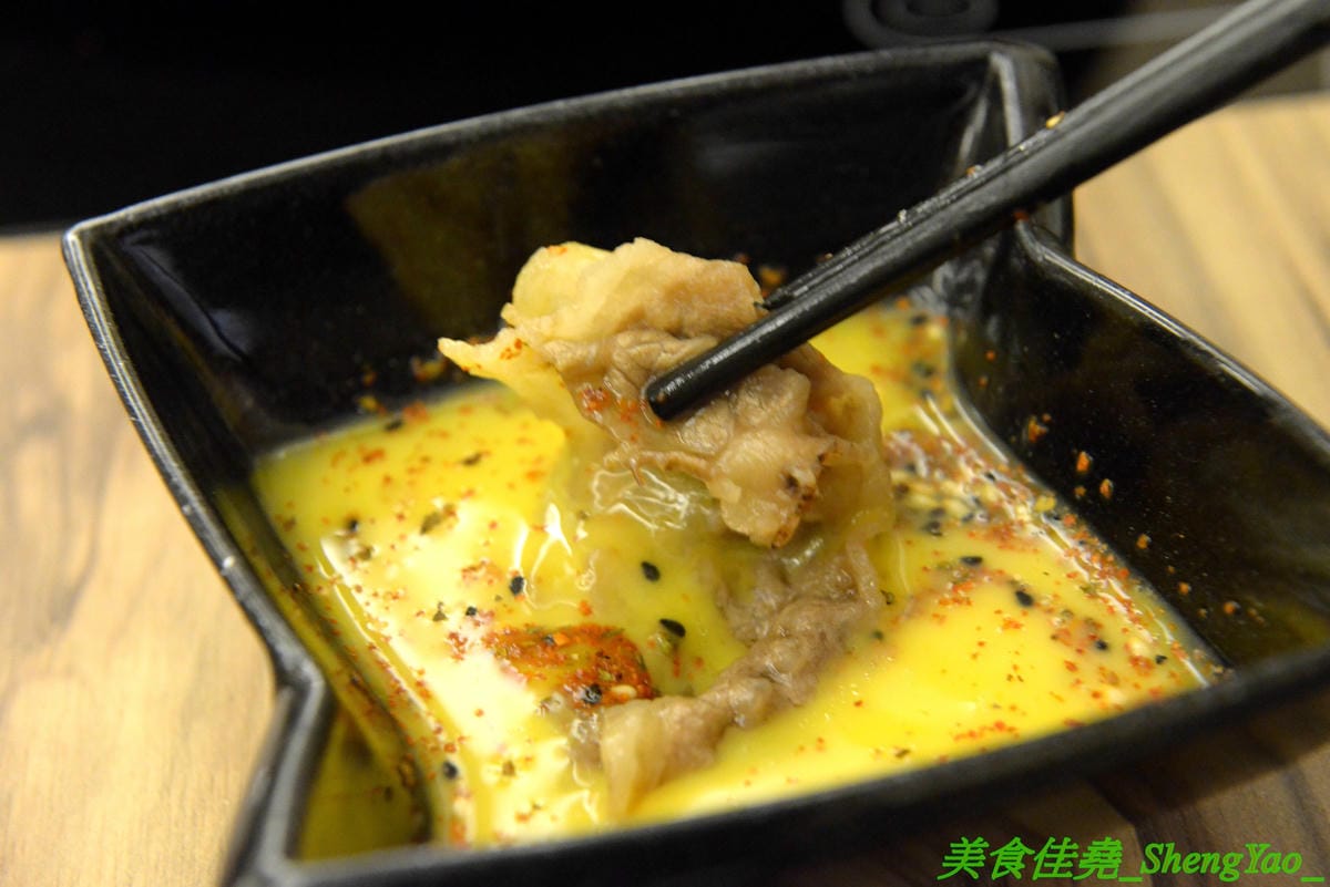 [台中梧棲]駒根壽喜燒 – 梧棲新開的壽喜燒吃到飽,壽喜燒湯汁有加了蘋果塊,口味不死鹹,肉類現切,品質不錯又新鮮,蔬菜種類豐富還有火鍋丸餃類可以煮,霜淇淋是罕見的哈密瓜口味,推薦必吃。(