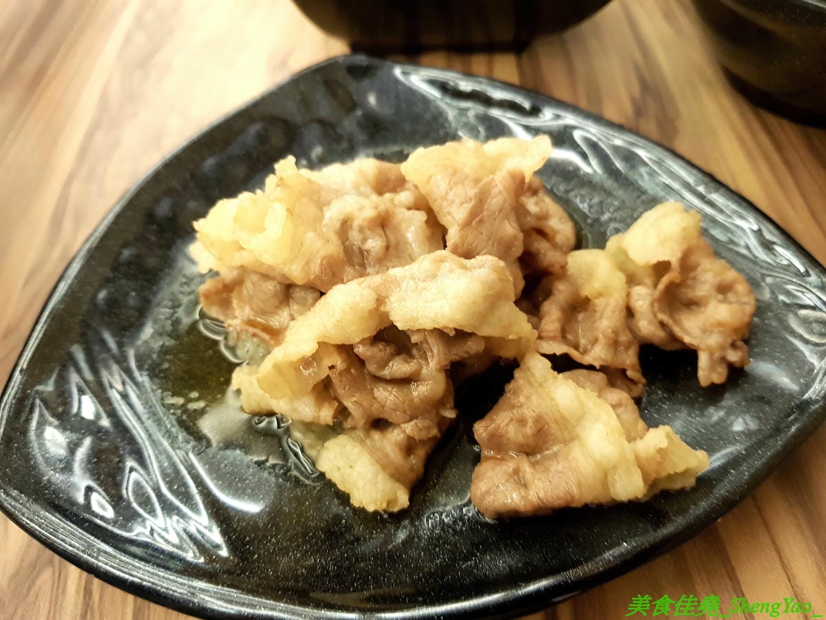 [台中梧棲]駒根壽喜燒 – 梧棲新開的壽喜燒吃到飽,壽喜燒湯汁有加了蘋果塊,口味不死鹹,肉類現切,品質不錯又新鮮,蔬菜種類豐富還有火鍋丸餃類可以煮,霜淇淋是罕見的哈密瓜口味,推薦必吃。(