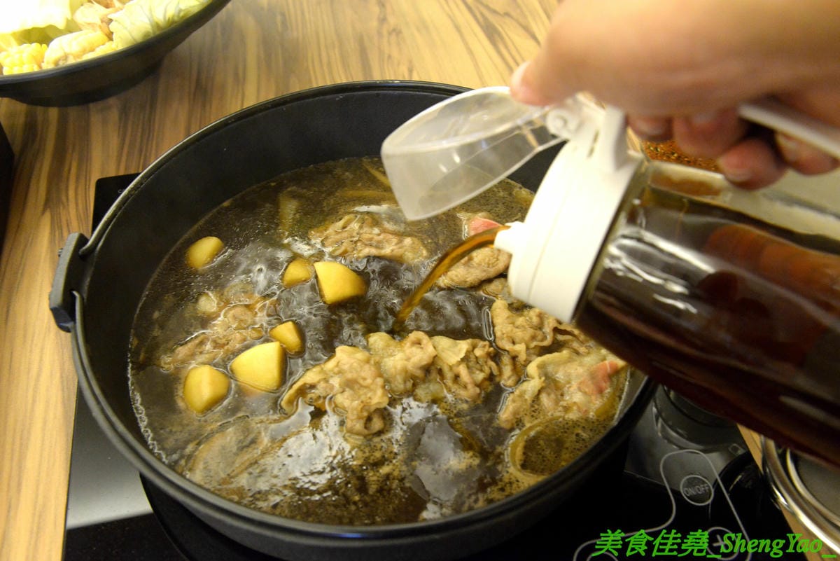 [台中梧棲]駒根壽喜燒 – 梧棲新開的壽喜燒吃到飽,壽喜燒湯汁有加了蘋果塊,口味不死鹹,肉類現切,品質不錯又新鮮,蔬菜種類豐富還有火鍋丸餃類可以煮,霜淇淋是罕見的哈密瓜口味,推薦必吃。(