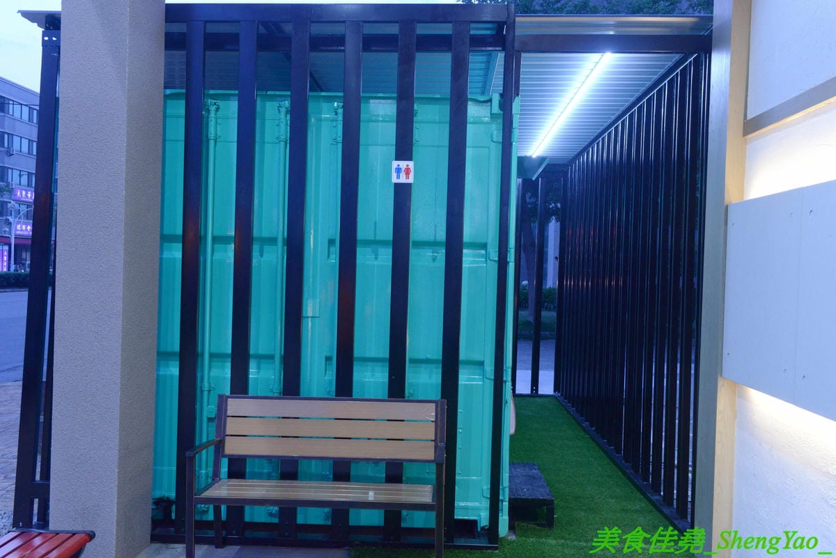 [台中梧棲]駒根壽喜燒 – 梧棲新開的壽喜燒吃到飽,壽喜燒湯汁有加了蘋果塊,口味不死鹹,肉類現切,品質不錯又新鮮,蔬菜種類豐富還有火鍋丸餃類可以煮,霜淇淋是罕見的哈密瓜口味,推薦必吃。(