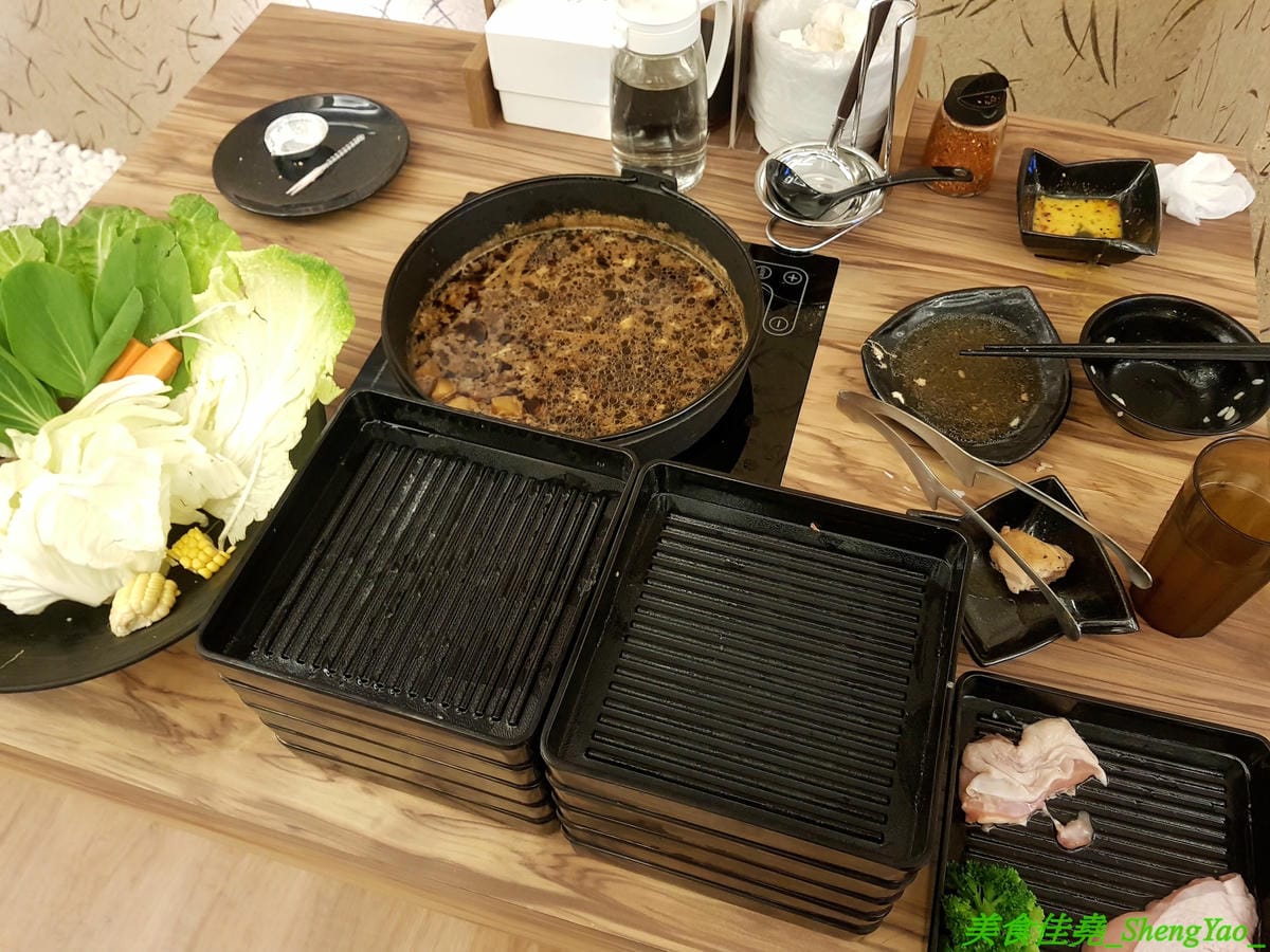 [台中梧棲]駒根壽喜燒 – 梧棲新開的壽喜燒吃到飽,壽喜燒湯汁有加了蘋果塊,口味不死鹹,肉類現切,品質不錯又新鮮,蔬菜種類豐富還有火鍋丸餃類可以煮,霜淇淋是罕見的哈密瓜口味,推薦必吃。(