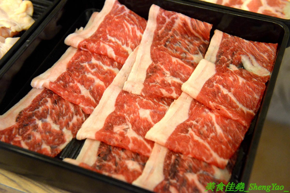 [台中梧棲]駒根壽喜燒 – 梧棲新開的壽喜燒吃到飽,壽喜燒湯汁有加了蘋果塊,口味不死鹹,肉類現切,品質不錯又新鮮,蔬菜種類豐富還有火鍋丸餃類可以煮,霜淇淋是罕見的哈密瓜口味,推薦必吃。(