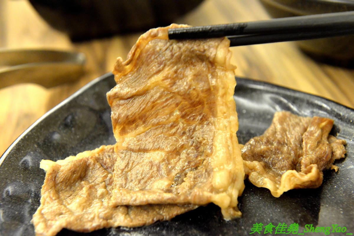 [台中梧棲]駒根壽喜燒 – 梧棲新開的壽喜燒吃到飽,壽喜燒湯汁有加了蘋果塊,口味不死鹹,肉類現切,品質不錯又新鮮,蔬菜種類豐富還有火鍋丸餃類可以煮,霜淇淋是罕見的哈密瓜口味,推薦必吃。(