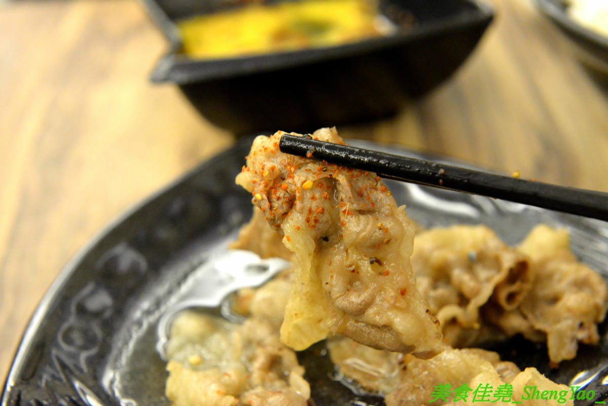 [台中梧棲]駒根壽喜燒 – 梧棲新開的壽喜燒吃到飽,壽喜燒湯汁有加了蘋果塊,口味不死鹹,肉類現切,品質不錯又新鮮,蔬菜種類豐富還有火鍋丸餃類可以煮,霜淇淋是罕見的哈密瓜口味,推薦必吃。(