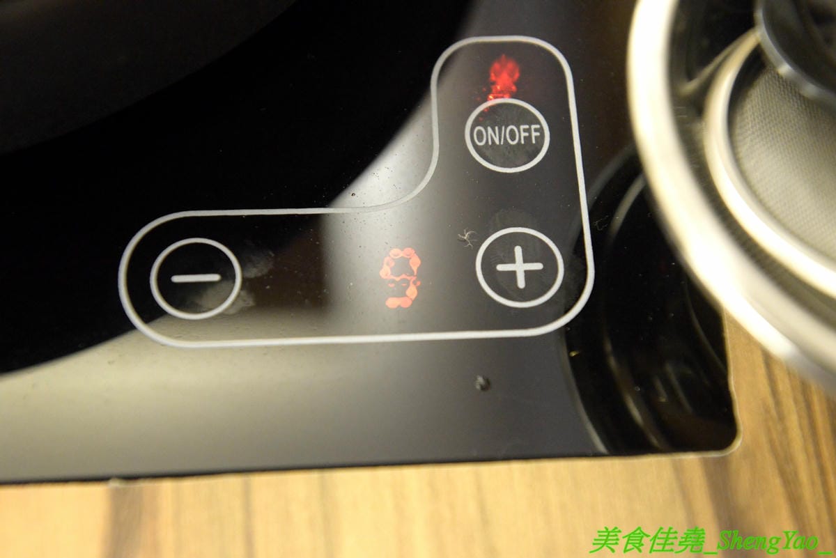 [台中梧棲]駒根壽喜燒 – 梧棲新開的壽喜燒吃到飽,壽喜燒湯汁有加了蘋果塊,口味不死鹹,肉類現切,品質不錯又新鮮,蔬菜種類豐富還有火鍋丸餃類可以煮,霜淇淋是罕見的哈密瓜口味,推薦必吃。(