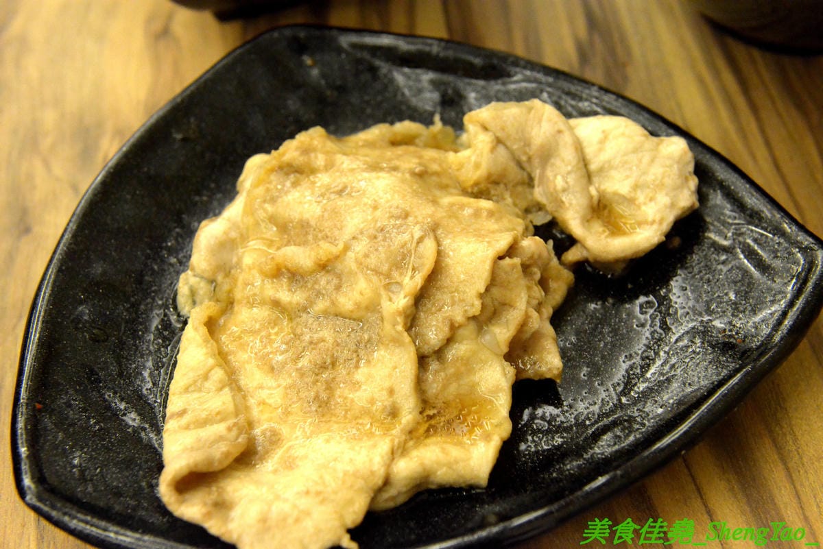 [台中梧棲]駒根壽喜燒 – 梧棲新開的壽喜燒吃到飽,壽喜燒湯汁有加了蘋果塊,口味不死鹹,肉類現切,品質不錯又新鮮,蔬菜種類豐富還有火鍋丸餃類可以煮,霜淇淋是罕見的哈密瓜口味,推薦必吃。(