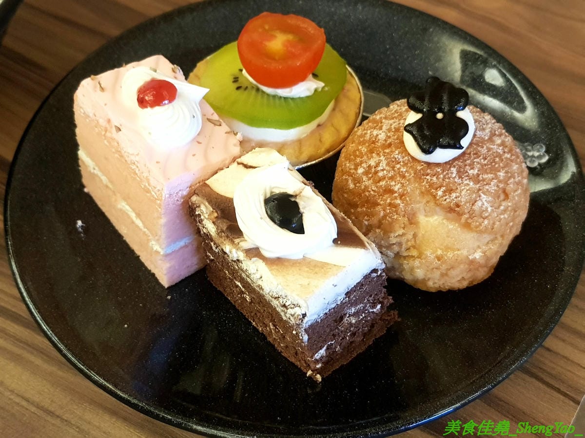 [台中梧棲]駒根壽喜燒 – 梧棲新開的壽喜燒吃到飽,壽喜燒湯汁有加了蘋果塊,口味不死鹹,肉類現切,品質不錯又新鮮,蔬菜種類豐富還有火鍋丸餃類可以煮,霜淇淋是罕見的哈密瓜口味,推薦必吃。(