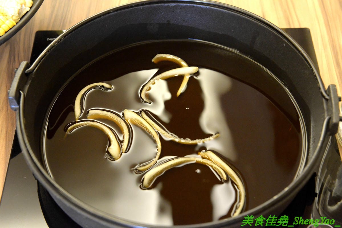 [台中梧棲]駒根壽喜燒 – 梧棲新開的壽喜燒吃到飽,壽喜燒湯汁有加了蘋果塊,口味不死鹹,肉類現切,品質不錯又新鮮,蔬菜種類豐富還有火鍋丸餃類可以煮,霜淇淋是罕見的哈密瓜口味,推薦必吃。(