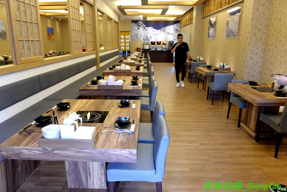 [台中梧棲]駒根壽喜燒 – 梧棲新開的壽喜燒吃到飽,壽喜燒湯汁有加了蘋果塊,口味不死鹹,肉類現切,品質不錯又新鮮,蔬菜種類豐富還有火鍋丸餃類可以煮,霜淇淋是罕見的哈密瓜口味,推薦必吃。(