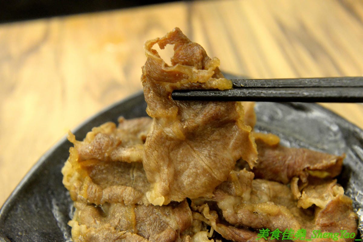 [台中梧棲]駒根壽喜燒 – 梧棲新開的壽喜燒吃到飽,壽喜燒湯汁有加了蘋果塊,口味不死鹹,肉類現切,品質不錯又新鮮,蔬菜種類豐富還有火鍋丸餃類可以煮,霜淇淋是罕見的哈密瓜口味,推薦必吃。(