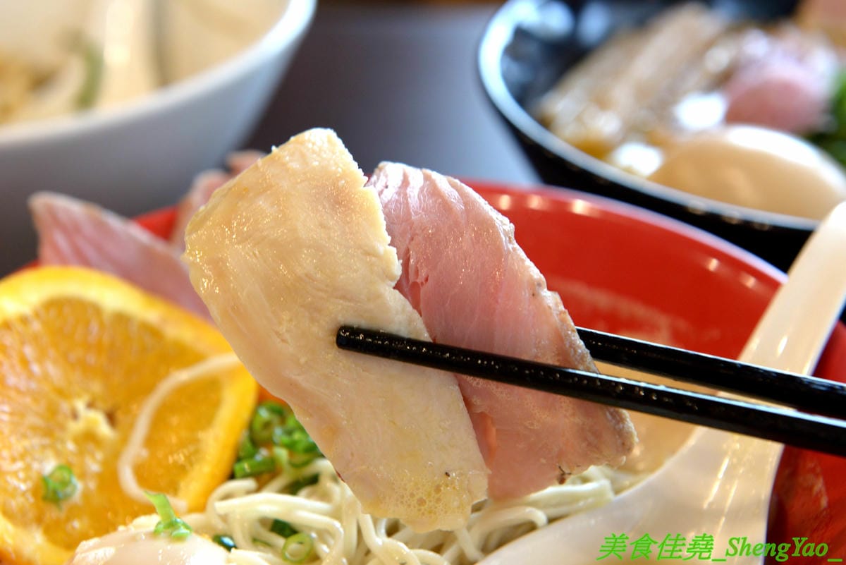 [台中南區]麵屋秋鳴 – 狸匠拉麵新品牌,台中首家鴨白湯拉麵專賣店,湯頭口味特殊好喝,配料用心,舒肥法料理豚鴨叉燒,肉肉份量給得不手軟,250元大盛拉麵竟然有12片叉燒肉。