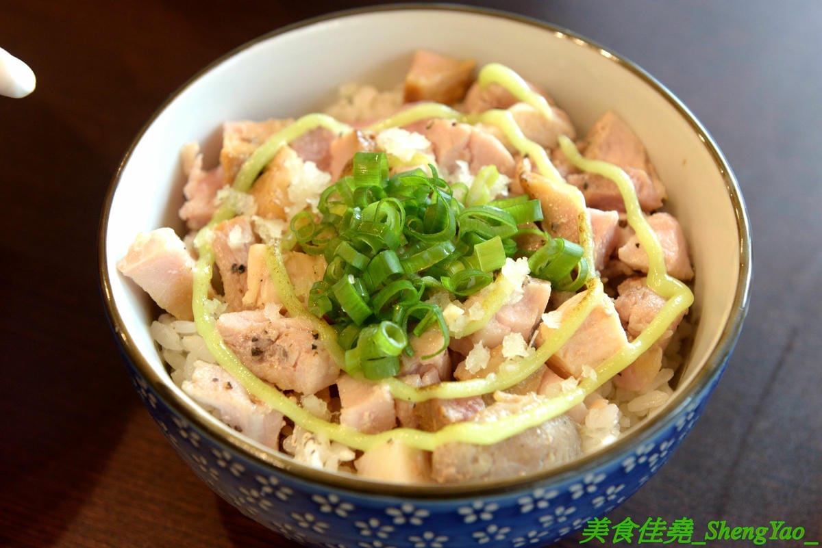 [台中南區]麵屋秋鳴 – 狸匠拉麵新品牌,台中首家鴨白湯拉麵專賣店,湯頭口味特殊好喝,配料用心,舒肥法料理豚鴨叉燒,肉肉份量給得不手軟,250元大盛拉麵竟然有12片叉燒肉。