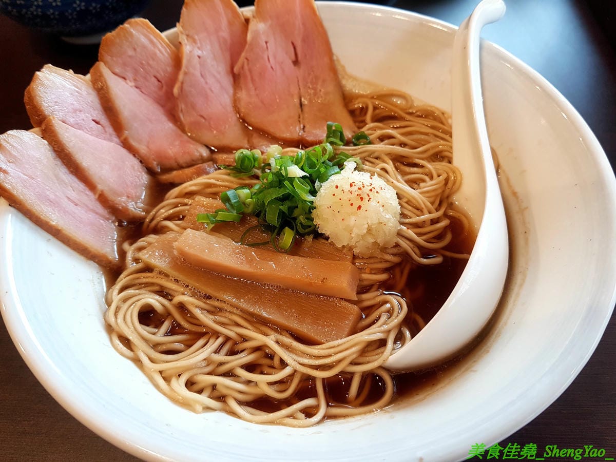 [台中南區]麵屋秋鳴 – 狸匠拉麵新品牌,台中首家鴨白湯拉麵專賣店,湯頭口味特殊好喝,配料用心,舒肥法料理豚鴨叉燒,肉肉份量給得不手軟,250元大盛拉麵竟然有12片叉燒肉。