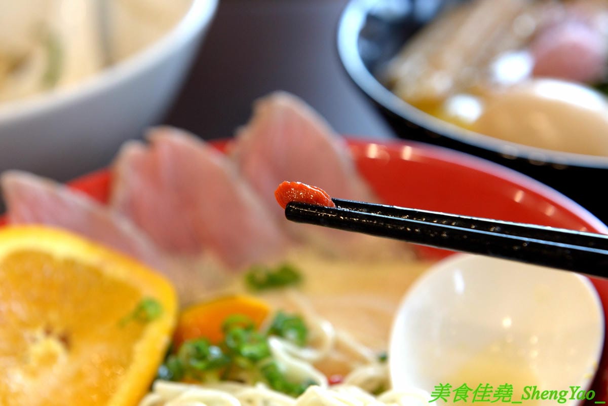 [台中南區]麵屋秋鳴 – 狸匠拉麵新品牌,台中首家鴨白湯拉麵專賣店,湯頭口味特殊好喝,配料用心,舒肥法料理豚鴨叉燒,肉肉份量給得不手軟,250元大盛拉麵竟然有12片叉燒肉。