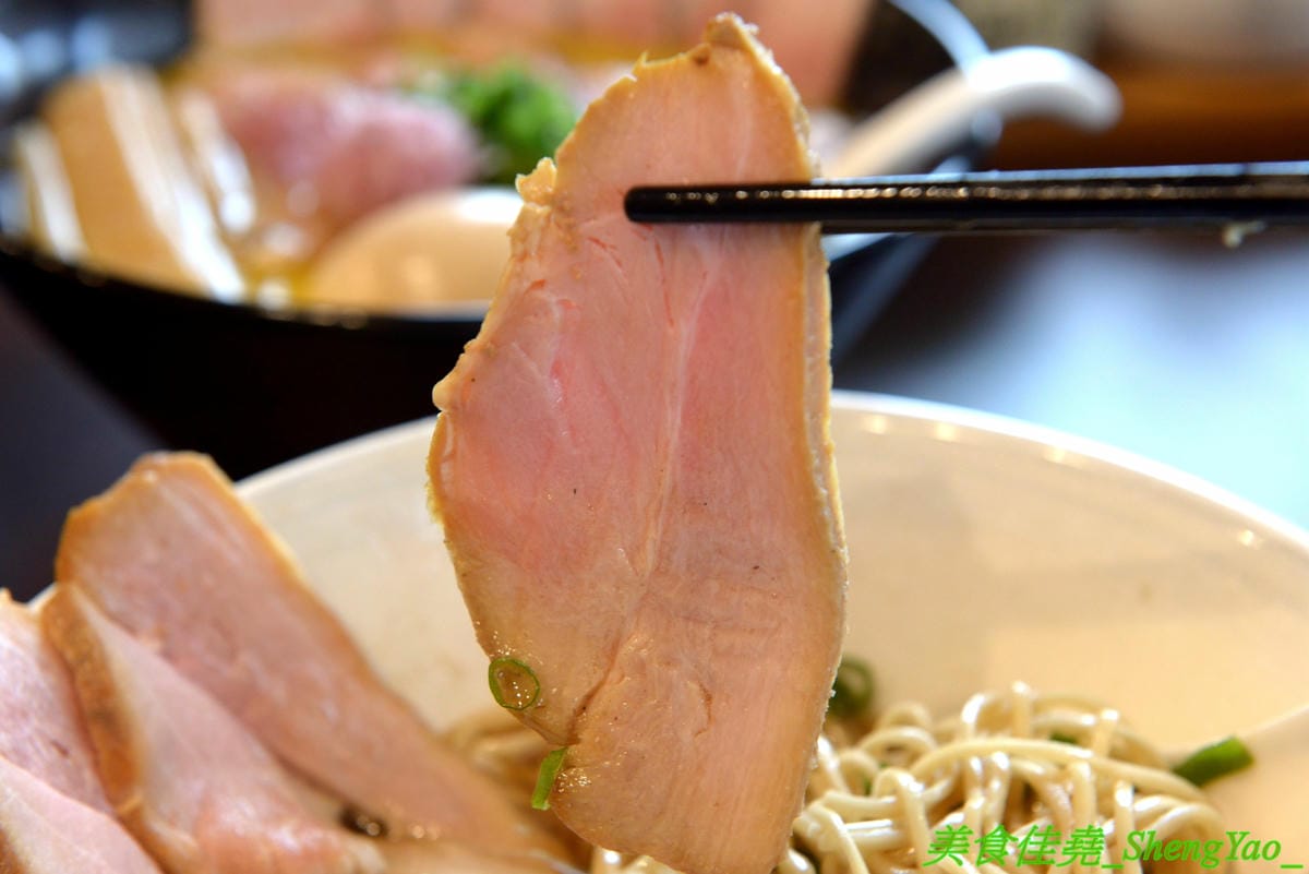 [台中南區]麵屋秋鳴 – 狸匠拉麵新品牌,台中首家鴨白湯拉麵專賣店,湯頭口味特殊好喝,配料用心,舒肥法料理豚鴨叉燒,肉肉份量給得不手軟,250元大盛拉麵竟然有12片叉燒肉。
