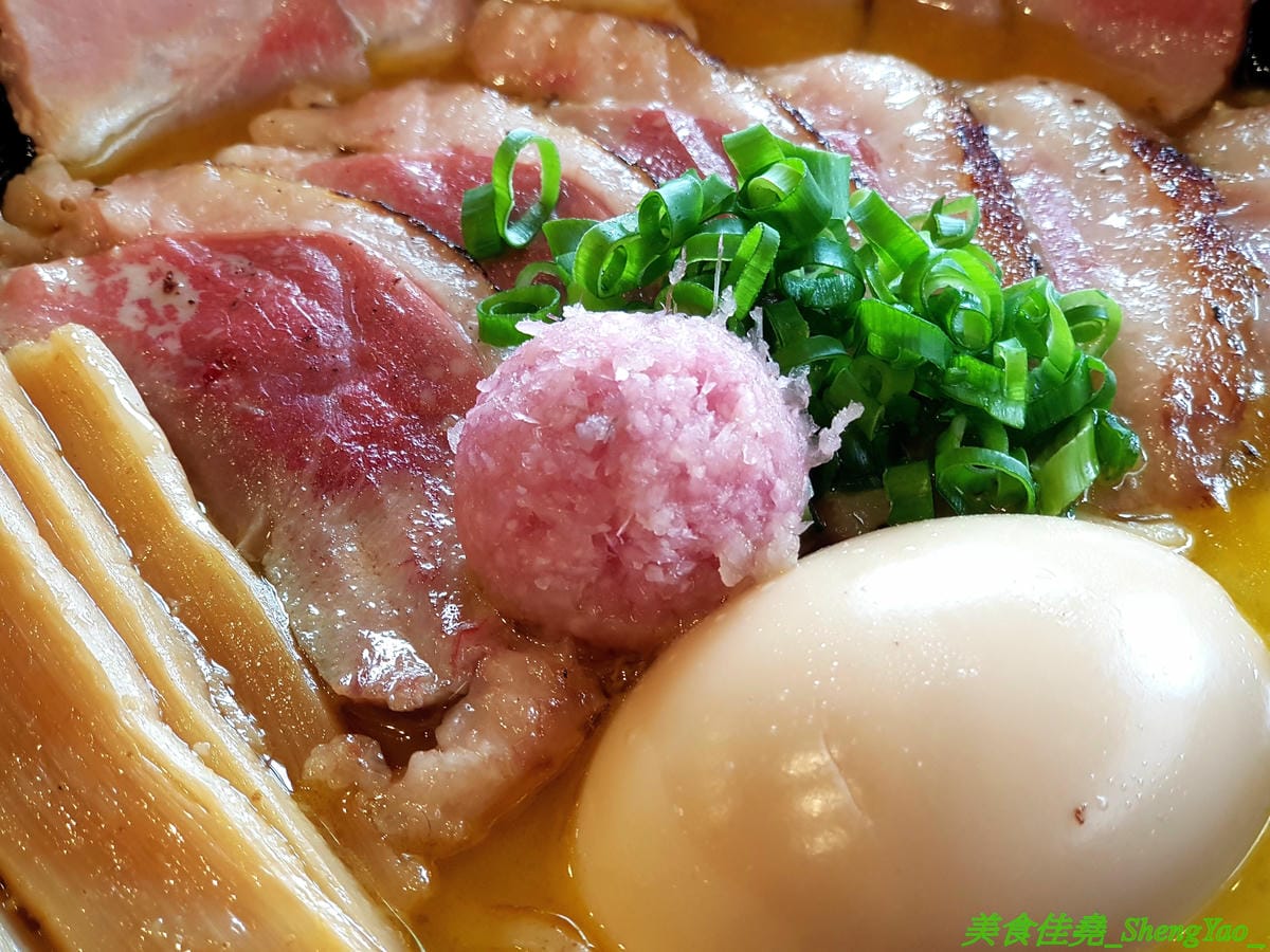 [台中南區]麵屋秋鳴 – 狸匠拉麵新品牌,台中首家鴨白湯拉麵專賣店,湯頭口味特殊好喝,配料用心,舒肥法料理豚鴨叉燒,肉肉份量給得不手軟,250元大盛拉麵竟然有12片叉燒肉。