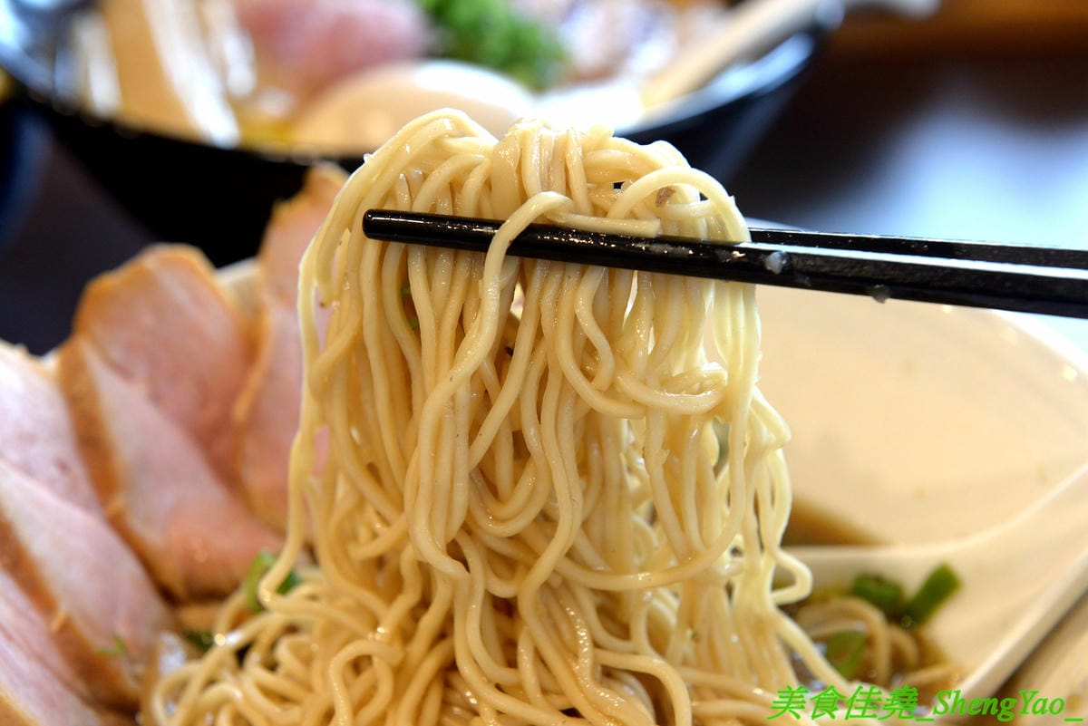 [台中南區]麵屋秋鳴 – 狸匠拉麵新品牌,台中首家鴨白湯拉麵專賣店,湯頭口味特殊好喝,配料用心,舒肥法料理豚鴨叉燒,肉肉份量給得不手軟,250元大盛拉麵竟然有12片叉燒肉。