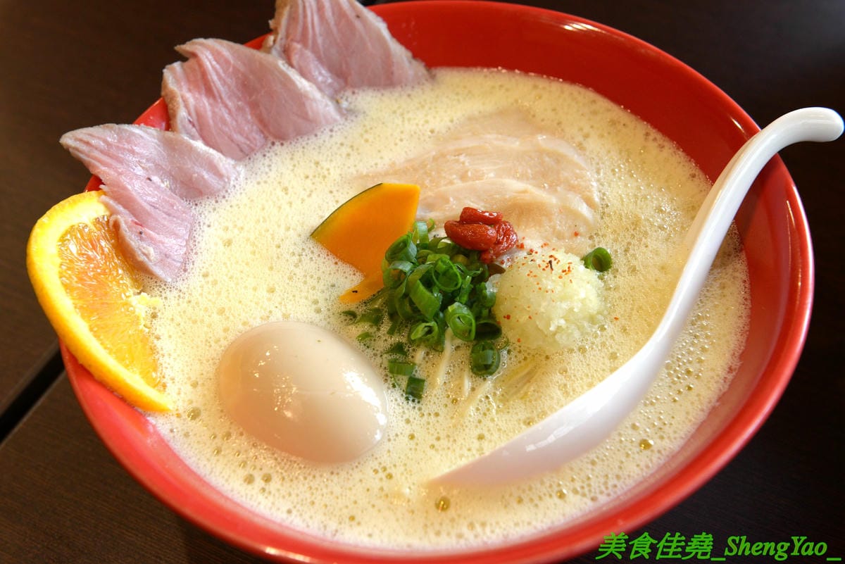 [台中南區]麵屋秋鳴 – 狸匠拉麵新品牌,台中首家鴨白湯拉麵專賣店,湯頭口味特殊好喝,配料用心,舒肥法料理豚鴨叉燒,肉肉份量給得不手軟,250元大盛拉麵竟然有12片叉燒肉。