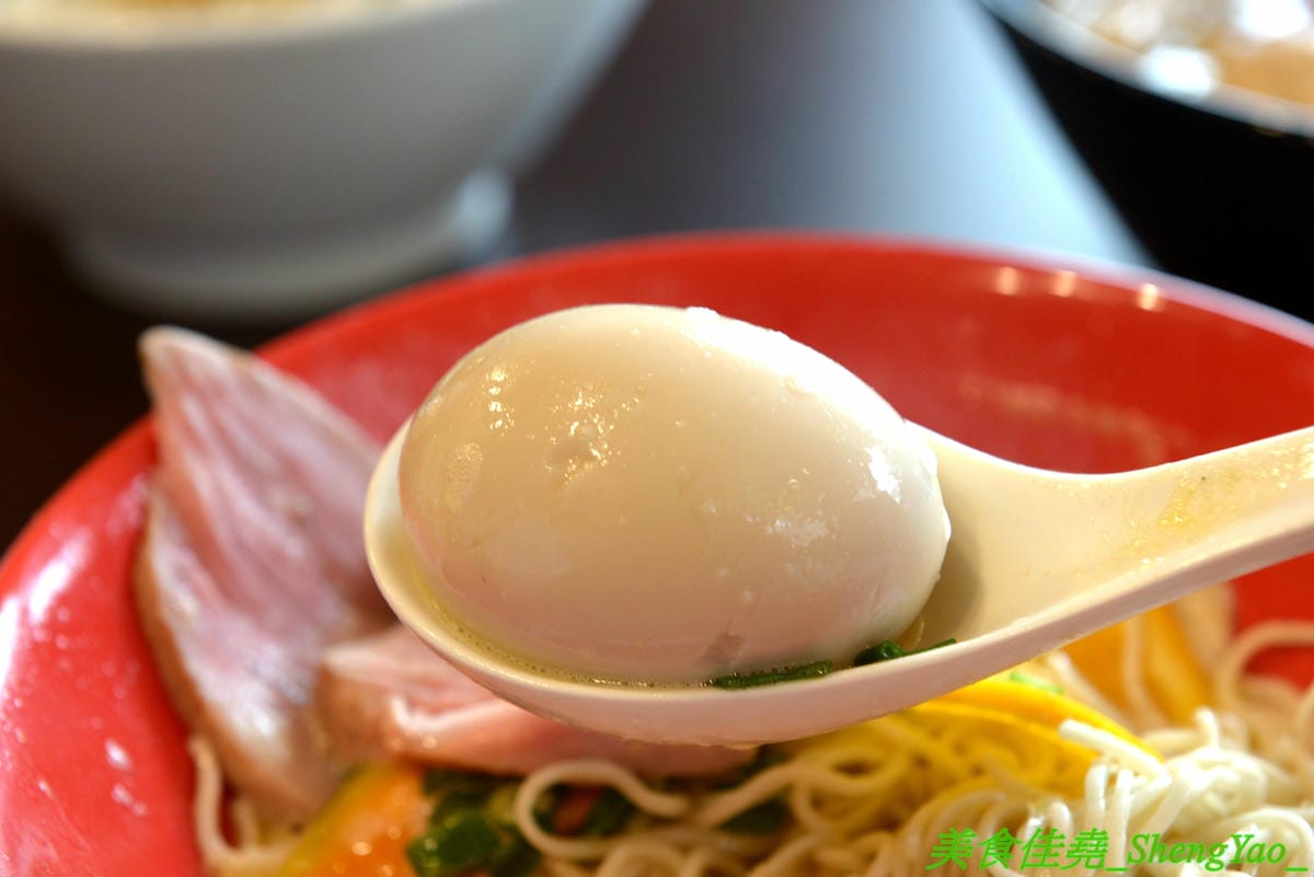 [台中南區]麵屋秋鳴 – 狸匠拉麵新品牌,台中首家鴨白湯拉麵專賣店,湯頭口味特殊好喝,配料用心,舒肥法料理豚鴨叉燒,肉肉份量給得不手軟,250元大盛拉麵竟然有12片叉燒肉。