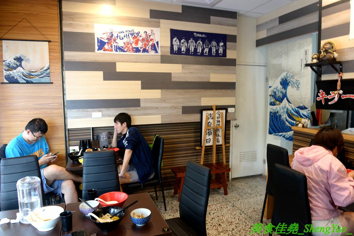 [台中南區]麵屋秋鳴 – 狸匠拉麵新品牌,台中首家鴨白湯拉麵專賣店,湯頭口味特殊好喝,配料用心,舒肥法料理豚鴨叉燒,肉肉份量給得不手軟,250元大盛拉麵竟然有12片叉燒肉。
