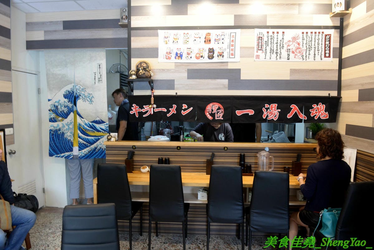 [台中南區]麵屋秋鳴 – 狸匠拉麵新品牌,台中首家鴨白湯拉麵專賣店,湯頭口味特殊好喝,配料用心,舒肥法料理豚鴨叉燒,肉肉份量給得不手軟,250元大盛拉麵竟然有12片叉燒肉。