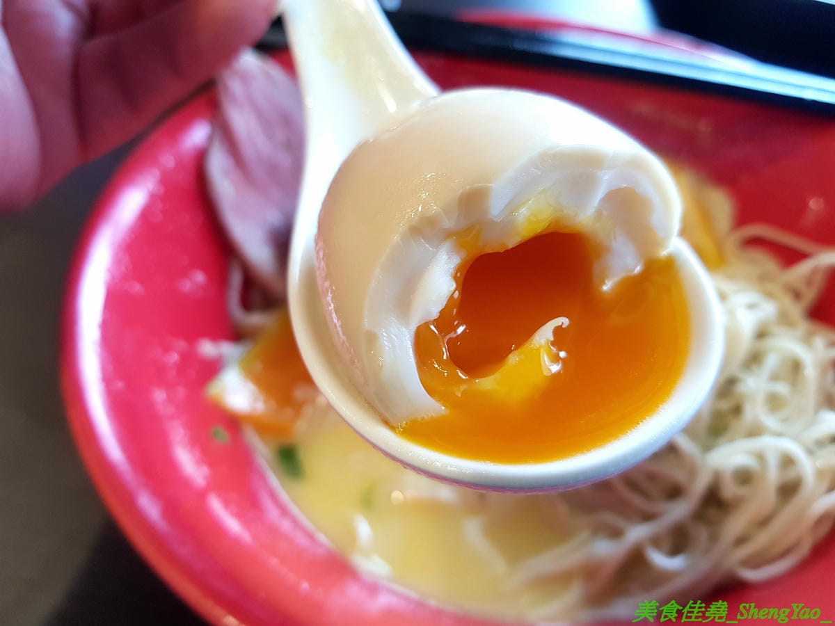 [台中南區]麵屋秋鳴 – 狸匠拉麵新品牌,台中首家鴨白湯拉麵專賣店,湯頭口味特殊好喝,配料用心,舒肥法料理豚鴨叉燒,肉肉份量給得不手軟,250元大盛拉麵竟然有12片叉燒肉。