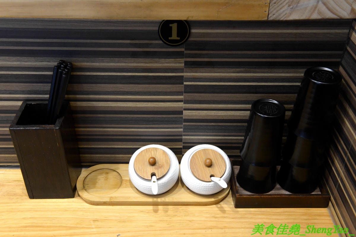 [台中南區]麵屋秋鳴 – 狸匠拉麵新品牌,台中首家鴨白湯拉麵專賣店,湯頭口味特殊好喝,配料用心,舒肥法料理豚鴨叉燒,肉肉份量給得不手軟,250元大盛拉麵竟然有12片叉燒肉。