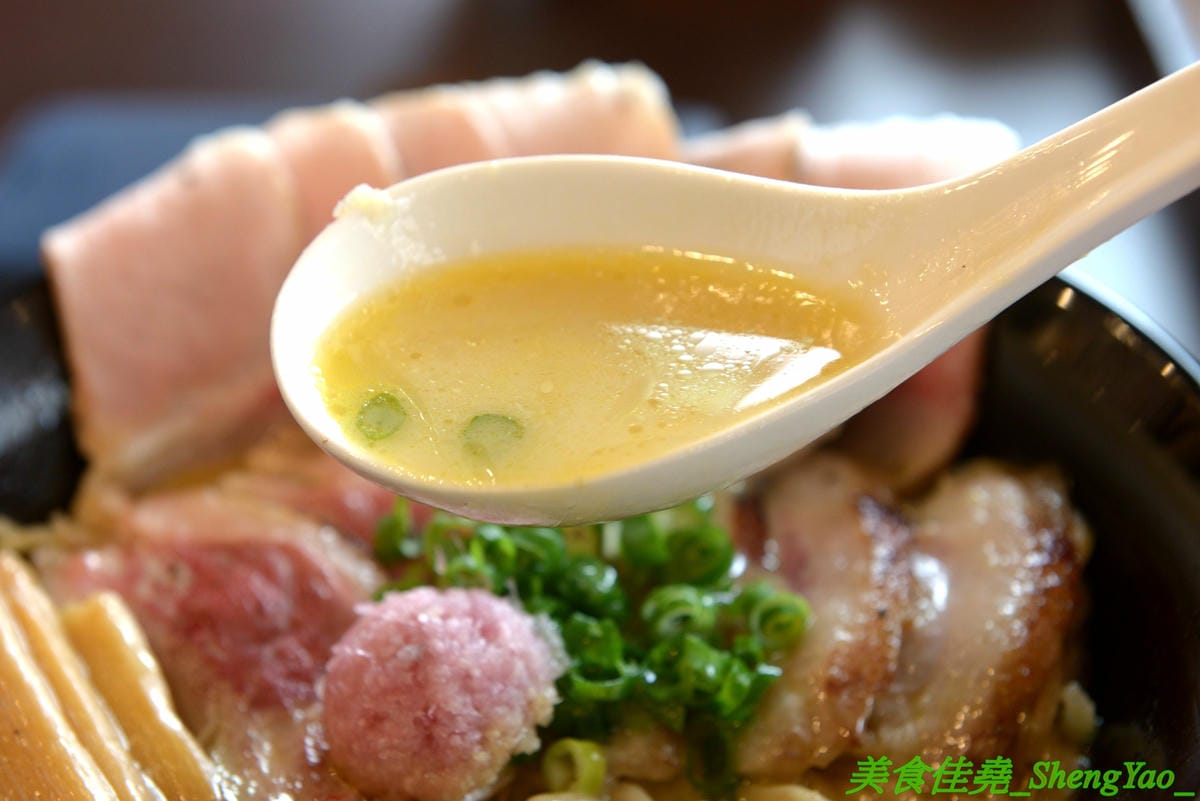 [台中南區]麵屋秋鳴 – 狸匠拉麵新品牌,台中首家鴨白湯拉麵專賣店,湯頭口味特殊好喝,配料用心,舒肥法料理豚鴨叉燒,肉肉份量給得不手軟,250元大盛拉麵竟然有12片叉燒肉。