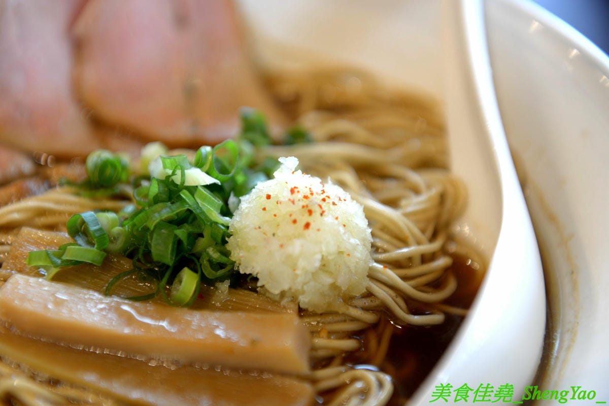 [台中南區]麵屋秋鳴 – 狸匠拉麵新品牌,台中首家鴨白湯拉麵專賣店,湯頭口味特殊好喝,配料用心,舒肥法料理豚鴨叉燒,肉肉份量給得不手軟,250元大盛拉麵竟然有12片叉燒肉。