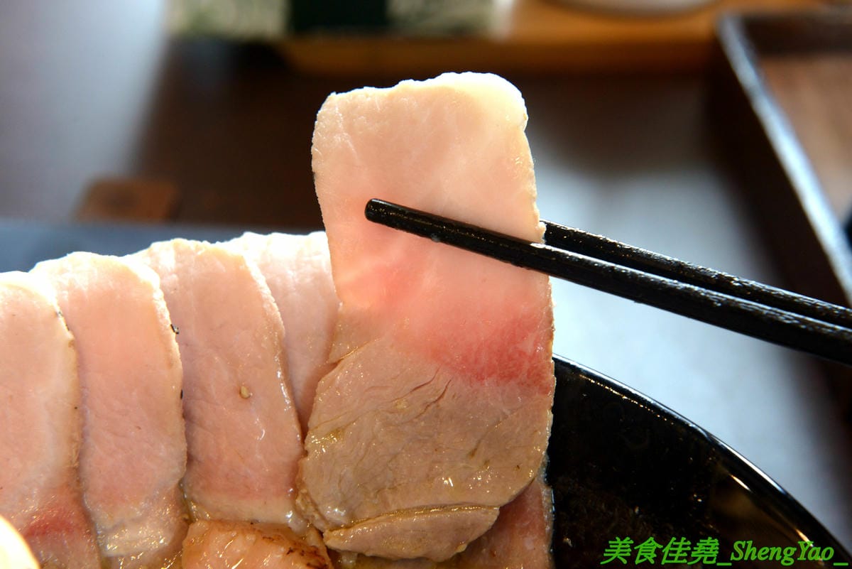 [台中南區]麵屋秋鳴 – 狸匠拉麵新品牌,台中首家鴨白湯拉麵專賣店,湯頭口味特殊好喝,配料用心,舒肥法料理豚鴨叉燒,肉肉份量給得不手軟,250元大盛拉麵竟然有12片叉燒肉。