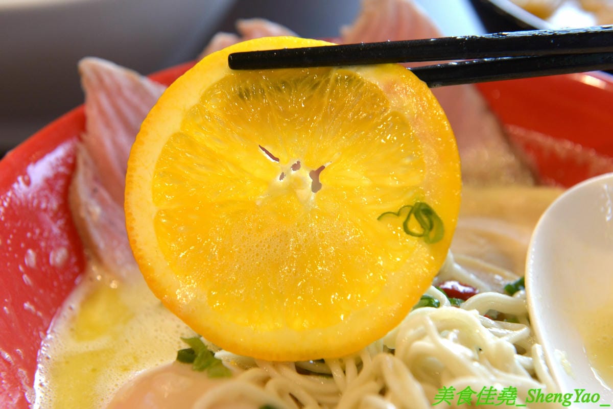 [台中南區]麵屋秋鳴 – 狸匠拉麵新品牌,台中首家鴨白湯拉麵專賣店,湯頭口味特殊好喝,配料用心,舒肥法料理豚鴨叉燒,肉肉份量給得不手軟,250元大盛拉麵竟然有12片叉燒肉。
