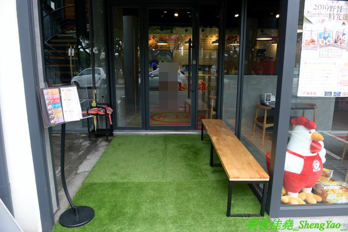 [台中西區]起家雞 台中勤美店 – 韓國超過30年歷史老牌炸雞店, 全台首創使用氣冷生產技術的履歷雞,7種口味各有特色,炸雞口感特殊,外皮酥沙,肉嫩多汁,好吃不容易膩,用餐環境寬敞舒適好拍照。(