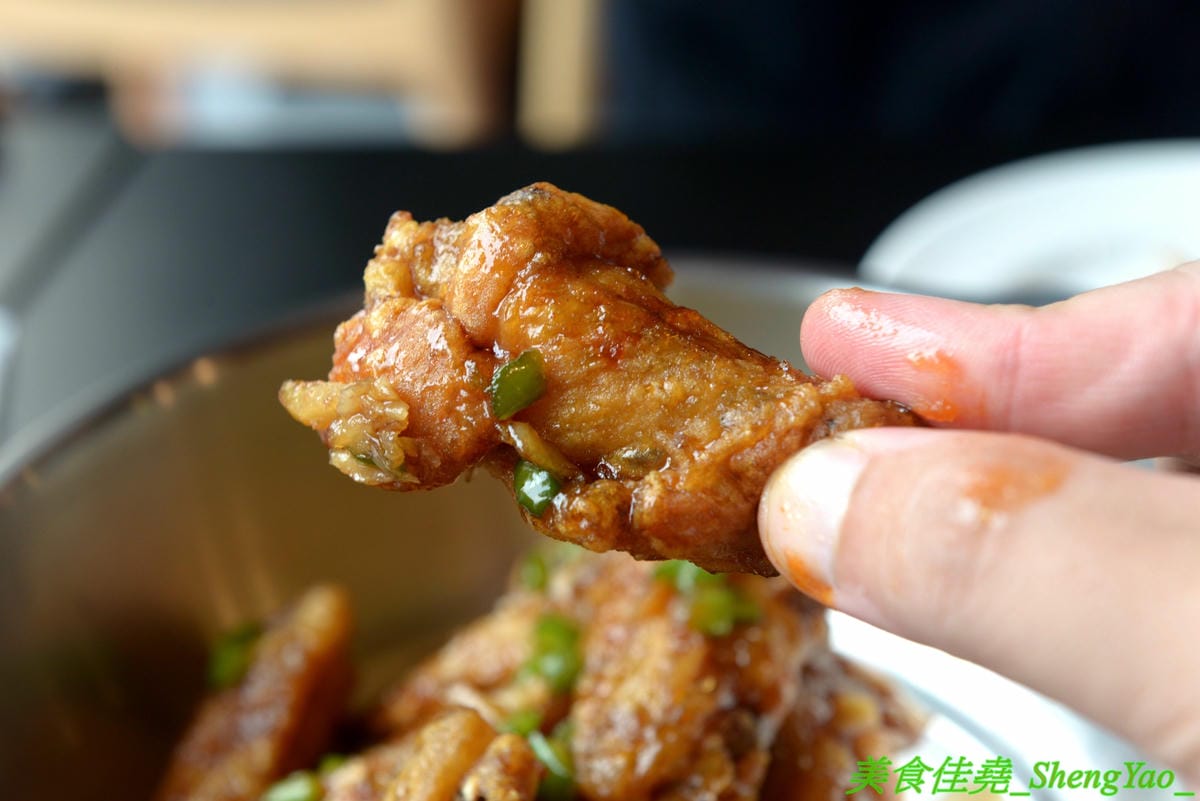 [台中西區]起家雞 台中勤美店 – 韓國超過30年歷史老牌炸雞店, 全台首創使用氣冷生產技術的履歷雞,7種口味各有特色,炸雞口感特殊,外皮酥沙,肉嫩多汁,好吃不容易膩,用餐環境寬敞舒適好拍照。(