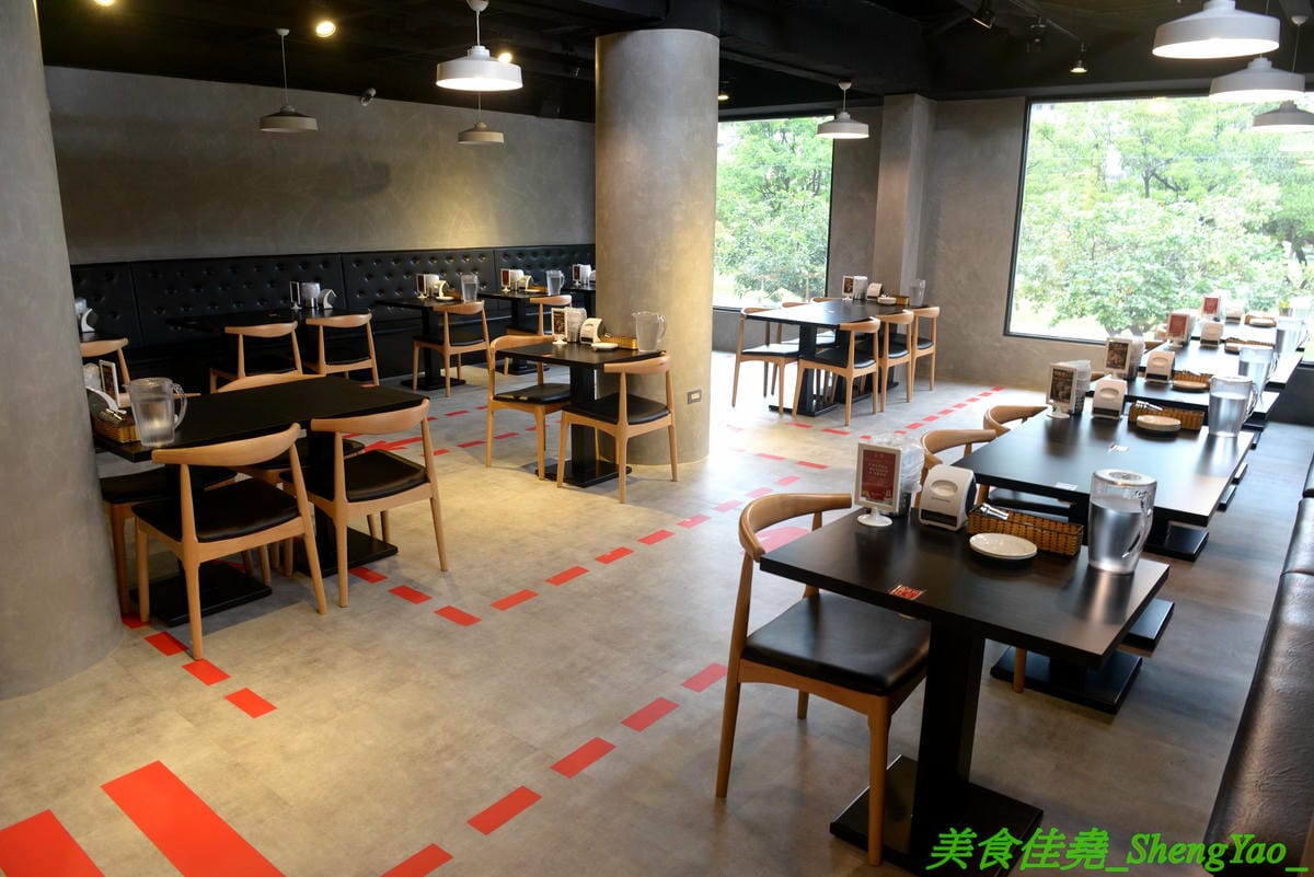 [台中西區]起家雞 台中勤美店 – 韓國超過30年歷史老牌炸雞店, 全台首創使用氣冷生產技術的履歷雞,7種口味各有特色,炸雞口感特殊,外皮酥沙,肉嫩多汁,好吃不容易膩,用餐環境寬敞舒適好拍照。(