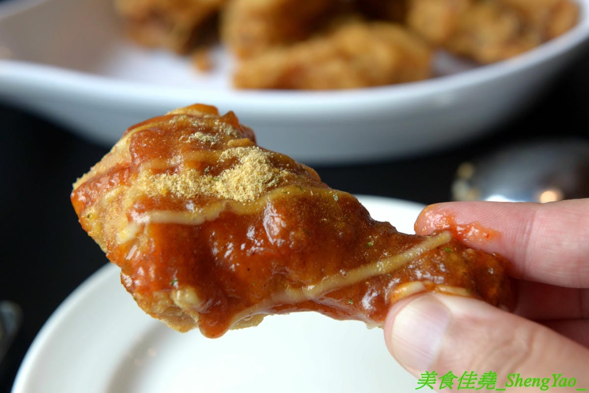 [台中西區]起家雞 台中勤美店 – 韓國超過30年歷史老牌炸雞店, 全台首創使用氣冷生產技術的履歷雞,7種口味各有特色,炸雞口感特殊,外皮酥沙,肉嫩多汁,好吃不容易膩,用餐環境寬敞舒適好拍照。(